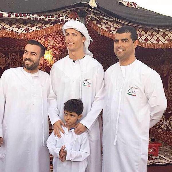  كريستيانو رونالدو بالزي الإماراتي